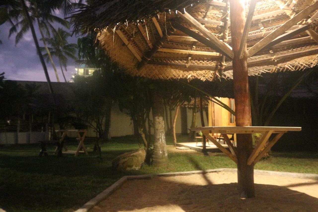 Beach Rip Rap Cabana And Guest Galle Exterior foto