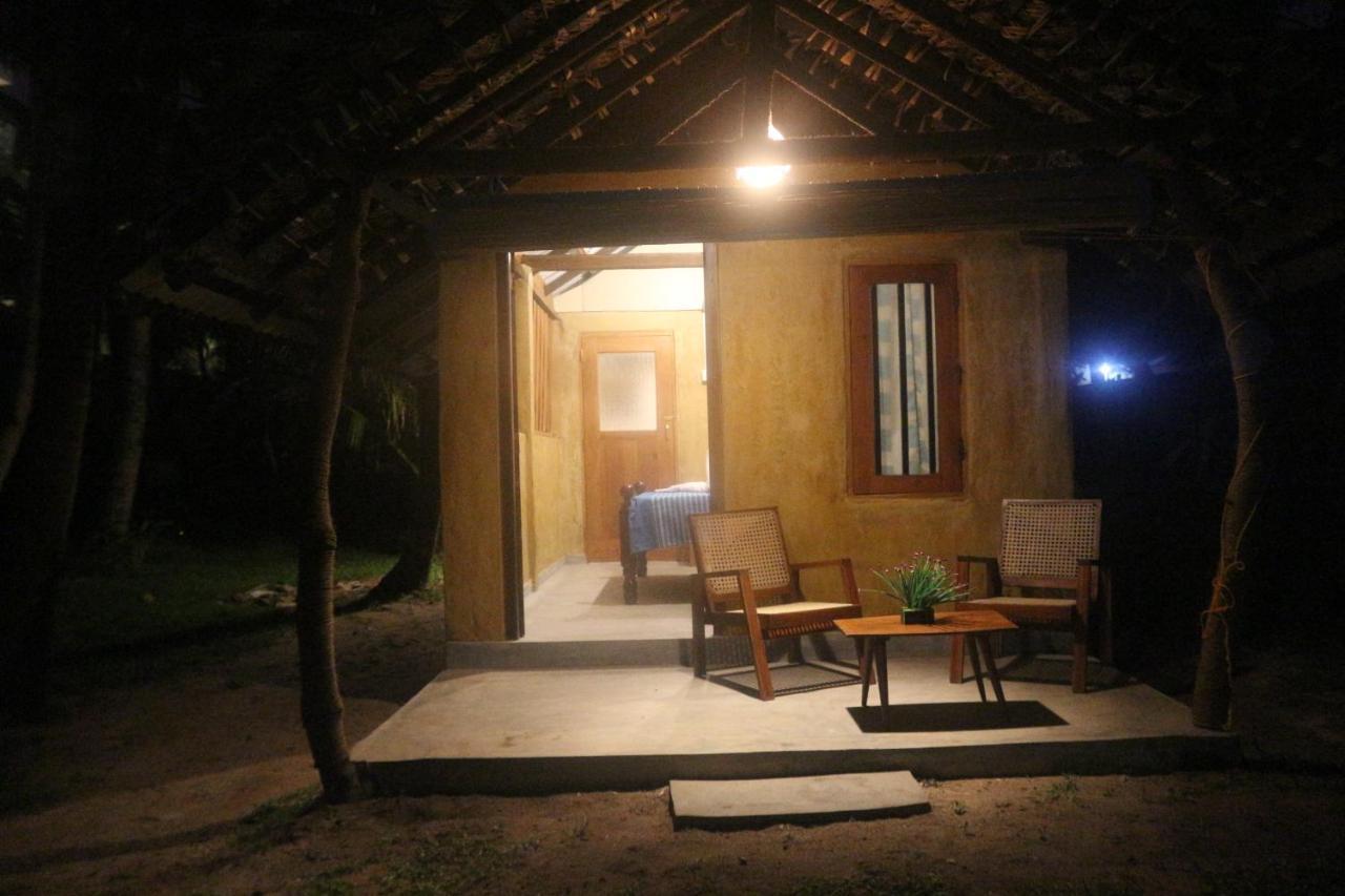 Beach Rip Rap Cabana And Guest Galle Exterior foto